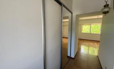 Casa en Alquiler 3 dorm, patio y Jardín.  Acassuso, San Isidro en  Necochea al 800.