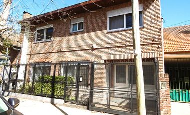 Casa en Alquiler 3 dorm, patio y Jardín.  Acassuso, San Isidro en  Necochea al 800.