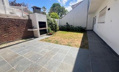Casa en Alquiler 3 dorm, patio y Jardín.  Acassuso, San Isidro en  Necochea al 800.