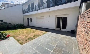 Casa en Alquiler 3 dorm, patio y Jardín.  Acassuso, San Isidro en  Necochea al 800.
