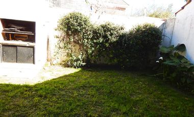 Casa en Alquiler 3 dorm, patio y Jardín.  Acassuso, San Isidro en  Necochea al 800.