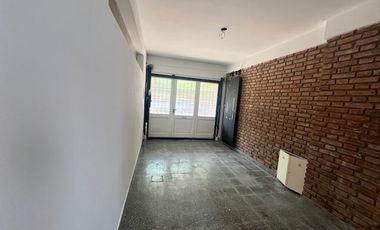 Casa en Alquiler 3 dorm, patio y Jardín.  Acassuso, San Isidro en  Necochea al 800.