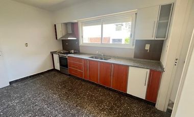 Casa en Alquiler 3 dorm, patio y Jardín.  Acassuso, San Isidro en  Necochea al 800.