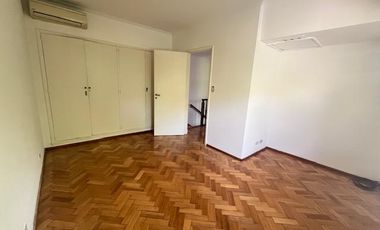 Casa en Alquiler 3 dorm, patio y Jardín.  Acassuso, San Isidro en  Necochea al 800.