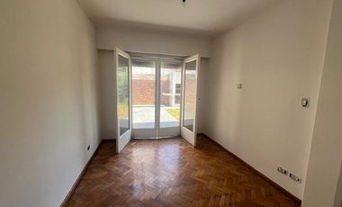 Casa en Alquiler 3 dorm, patio y Jardín.  Acassuso, San Isidro en  Necochea al 800.