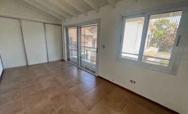 Casa en Alquiler 3 dorm, patio y Jardín.  Acassuso, San Isidro en  Necochea al 800.