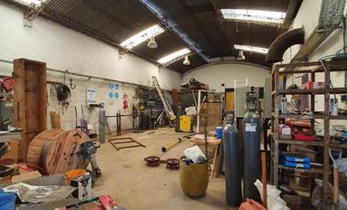 Galpón Interno con Amplio Terreno en Venta