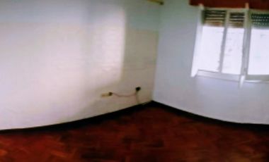 Lindo PH al fondo todo en. 1 planta 1 dormitorio y 1 escritorio con patio y parrilla