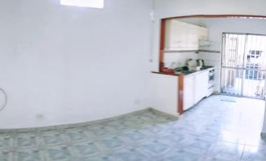 Lindo PH al fondo todo en. 1 planta 1 dormitorio y 1 escritorio con patio y parrilla