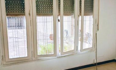 Lindo PH al fondo todo en. 1 planta 1 dormitorio y 1 escritorio con patio y parrilla