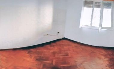 Lindo PH al fondo todo en. 1 planta 1 dormitorio y 1 escritorio con patio y parrilla