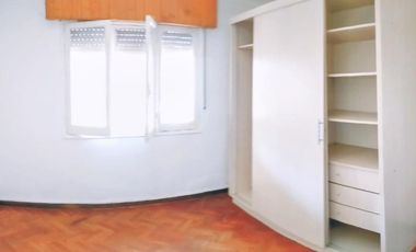 Lindo PH al fondo todo en. 1 planta 1 dormitorio y 1 escritorio con patio y parrilla