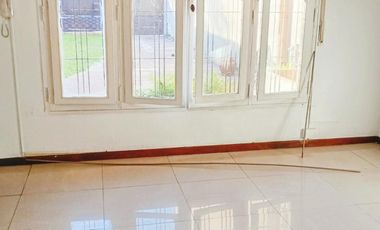 Lindo PH al fondo todo en. 1 planta 1 dormitorio y 1 escritorio con patio y parrilla