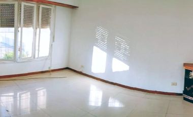 Lindo PH al fondo todo en. 1 planta 1 dormitorio y 1 escritorio con patio y parrilla