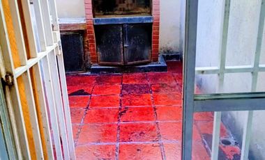 Lindo PH al fondo todo en. 1 planta 1 dormitorio y 1 escritorio con patio y parrilla