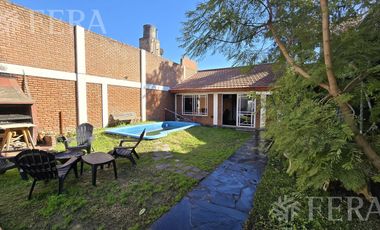 Venta casa 4 ambientes con cochera en Villa Dominico