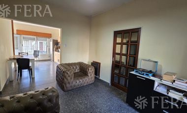 Venta casa 4 ambientes con cochera en Villa Dominico