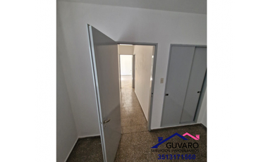 Dept. en alquiler – 2 Dor. con cochera cubierta – B° Pueyrredón
