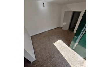 Dept. en alquiler – 2 Dor. con cochera cubierta – B° Pueyrredón