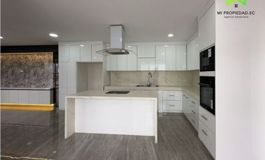 CASA SIN AMOBLAR FRENTE AL MAR EN ALQUILER -URB CIUDAD DEL MAR MANTA