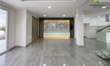 CASA SIN AMOBLAR FRENTE AL MAR EN ALQUILER -URB CIUDAD DEL MAR MANTA