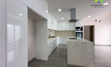 CASA SIN AMOBLAR FRENTE AL MAR EN ALQUILER -URB CIUDAD DEL MAR MANTA