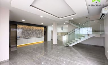 CASA SIN AMOBLAR FRENTE AL MAR EN ALQUILER -URB CIUDAD DEL MAR MANTA