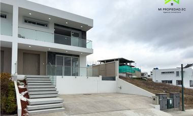 CASA SIN AMOBLAR FRENTE AL MAR EN ALQUILER -URB CIUDAD DEL MAR MANTA