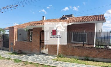 Casa en alquiler c/ cochera en Los Perales