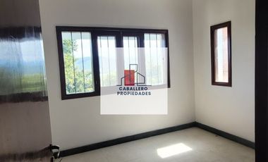 Casa en alquiler c/ cochera en Los Perales