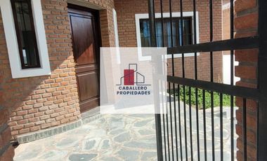 Casa en alquiler c/ cochera en Los Perales