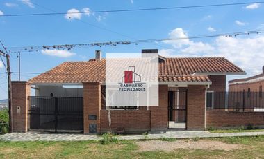 Casa en alquiler c/ cochera en Los Perales