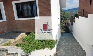 Casa en alquiler c/ cochera en Los Perales