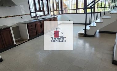 Casa en alquiler c/ cochera en Los Perales