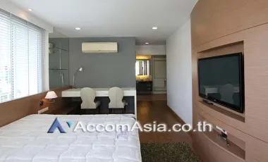 Penthouse Bright penthouse with long balcony and airy open layout (1516384)