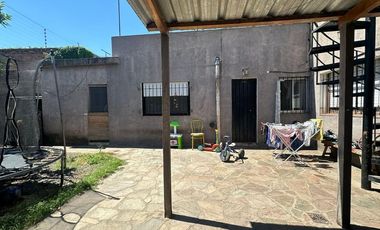 CASA 4 AMBIENTES EN VENTA EN DON BOSCO CON JARDIN