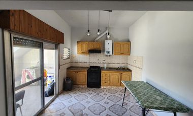Casa 4 ambientes con patio y terraza a reciclar