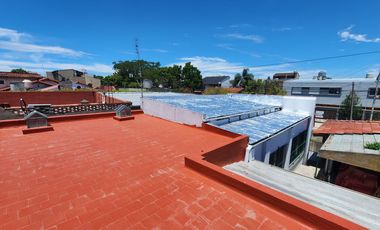 Casa 4 ambientes con patio y terraza a reciclar