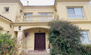 Casa de categoria en Abril Club de Campo