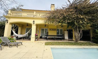 Casa de categoria en Abril Club de Campo