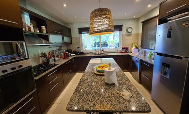 Casa de categoria en Abril Club de Campo