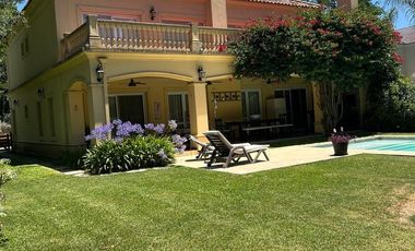 Casa de categoria en Abril Club de Campo