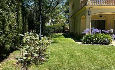 Casa de categoria en Abril Club de Campo