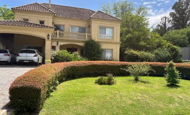 Casa de categoria en Abril Club de Campo