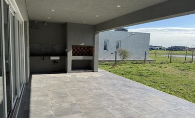 CASA EN VENTA EN BARRIO SAN SIMON CANNING