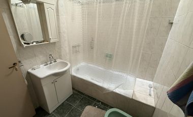 Casa tres ambientes con cochera patio y terraza en Sarandi