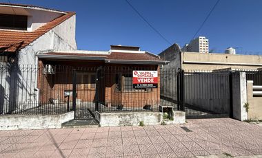 Casa tres ambientes con cochera patio y terraza en Sarandi