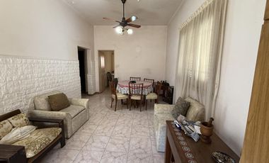 Casa tres ambientes con cochera patio y terraza en Sarandi