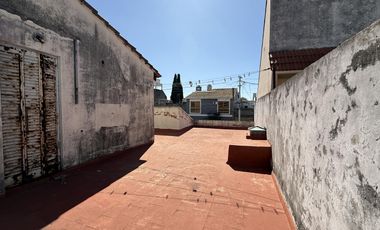 Casa tres ambientes con cochera patio y terraza en Sarandi