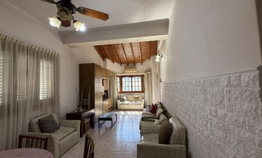 Casa tres ambientes con cochera patio y terraza en Sarandi